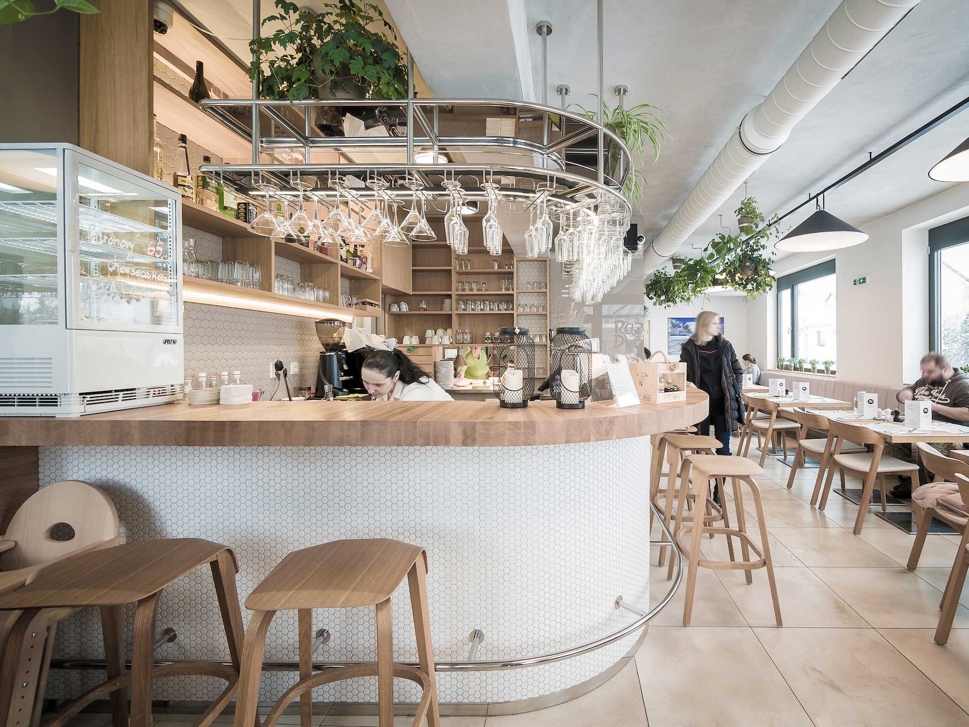 INTERIÉR BISTRA BAR - DŘEVĚNÁ DESKA, NEREZOVÁ KONSTRUKCE DRŽÁKU SKLENIC