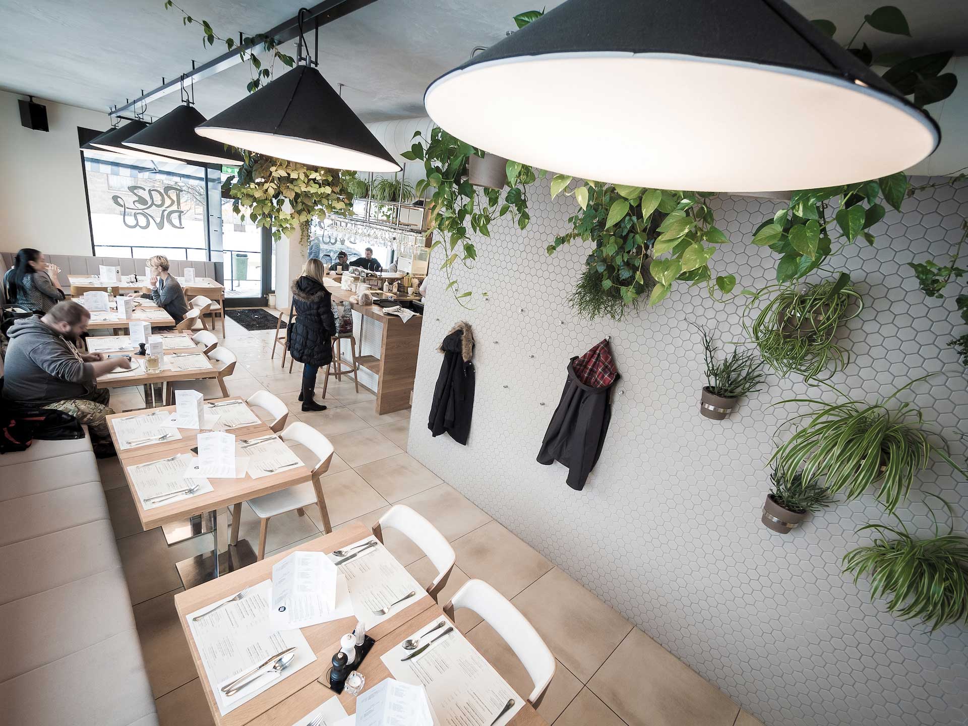 INTERIÉR BISTRA - POHLED ZHORA. DETAIL TEXTILNÍHO SVÍTIDLA