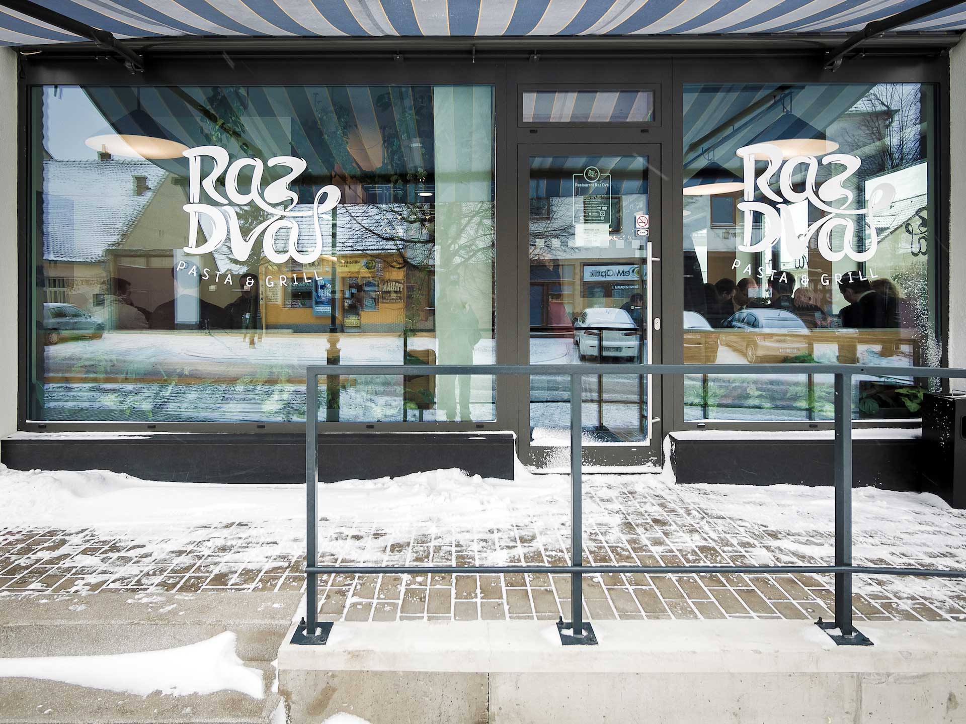 BISTRO VSTUPNÍ FASÁDA S LOGEM