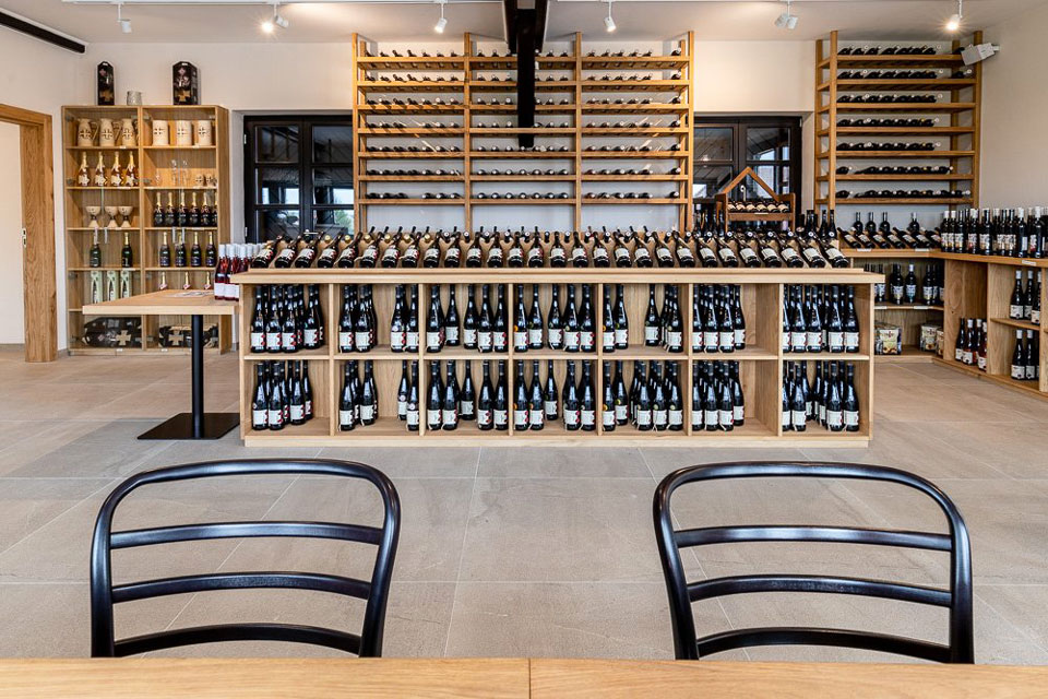 INTERIÉR FIREMNÍ PRODEJNA VINÁRNA TEMPLÁŘSKÉ SKLEPY